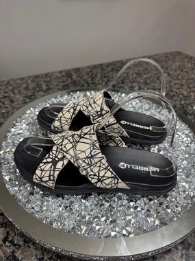 Merrell Women's Black & Cream Crisscross Slide Sandals EUC 6